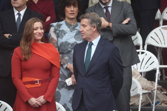 (D-I) El presidente del Partido Popular, Alberto Núñez Feijóo, y la portavoz del PP en el Congreso, Ester Muñoz, durante el acto solemne de homenaje a la bandera nacional y desfile militar por el 12 de octubre, Día de la Hispanidad, en la Plaza de Cánovas