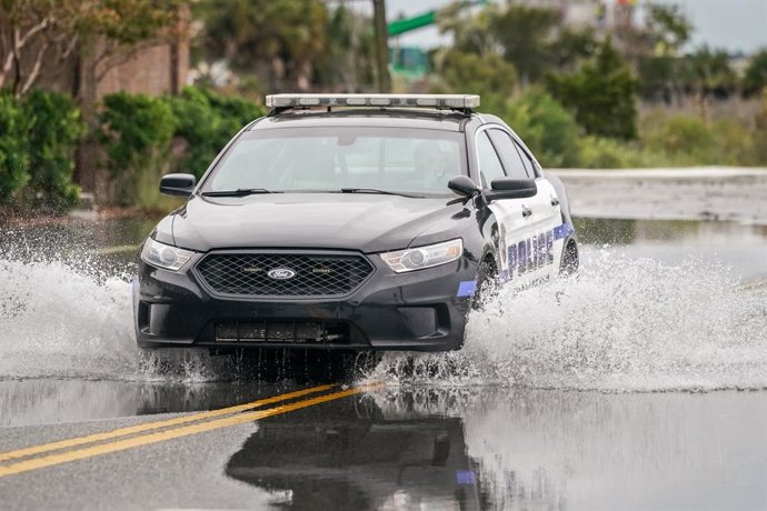 Archivo - November 5, 2022, Charleston, SC, United States: A police car drives through flood waters along Lockwood Drive after dry weather flooding effected the historic downtown November 5, 2021 in Charleston, South Carolina. Climate change and sea level