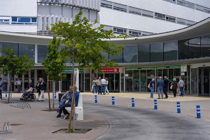 Archivo - Fachada del Hospital Universitario de Cáceres. Imagen de archivo