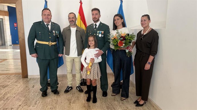 El alcalde de Siero, Ángel García, con el agente Jesús Valdés y su familia; el jefe del puesto del Guardia Civil de Pola de Siero, Daniel Suárez, y la concejala de Izquierda Unida, Teresa Álvarez.