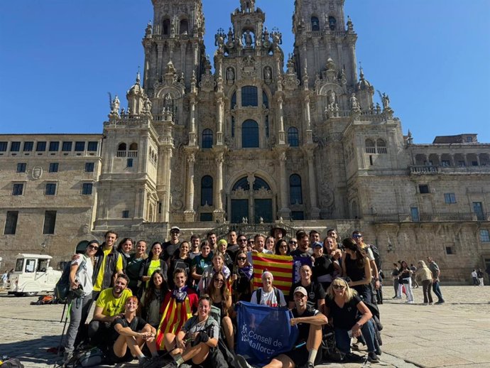 Los jóvenes que han participado en la Ruta jacobea del Consell llegan a Santiago de Compostela