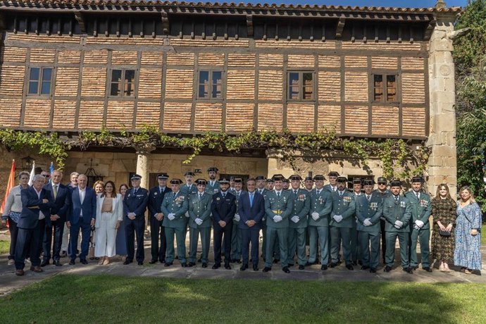 Foto de familia en el acto de conmemoración de El Pilar en Muriedas