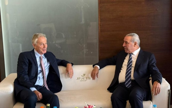 Ex-primeiro-ministro britânico Tony Blair (esq.) e Husein Al Shaykh, vice-presidente da Autoridade Palestina
