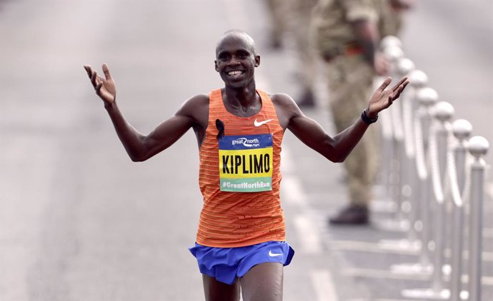 Archivo - 11 September 2022, United Kingdom, Newcastle: Jacob Kiplimo celebrates winning the Men's Elite race of the Great North Run through Newcastle upon Tyne. Photo: Richard Sellers/PA Wire/dpa