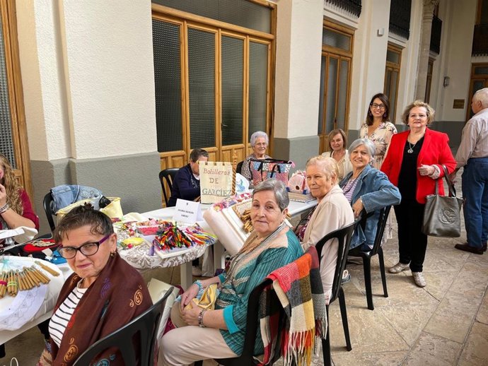 Más de 200 personas se han dado cita en el XXIII 'Encuentro Nacional de Encaje de Bolillos'.