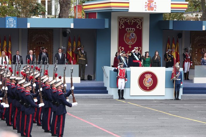 O Rei Felipe e a Rainha Letizia, a Princesa Leonor e a Princesa Sofia, durante o ato solene de homenagem à bandeira nacional e desfile militar em 12 de outubro, Dia de Colombo, na Plaza de Cánovas del Castillo, em 12 de outubro de 2025, em Madri.