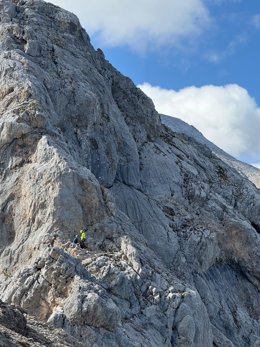 El helicóptero rescata a un escalador que se precipitó 20 metros en Picos de Europa