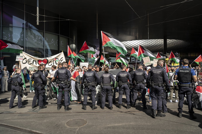 Archivo - Arquivo - 11 de maio de 2025, Basiléia, Cidade da Basiléia, Suíça: Durante o desfile de apresentação do Festival Eurovisão da Canção na Basileia, um grupo de manifestantes pró-Palestina protestou ativamente contra os organizadores do evento, exi