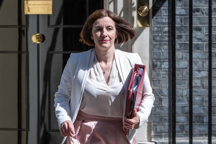 Archivo - Arquivo - 8 de julho de 2025, Londres, Inglaterra, Reino Unido: A secretária de Educação, BRIDGET PHILLIPSON, deixa o 10 Downing Street após uma reunião semanal do gabinete.