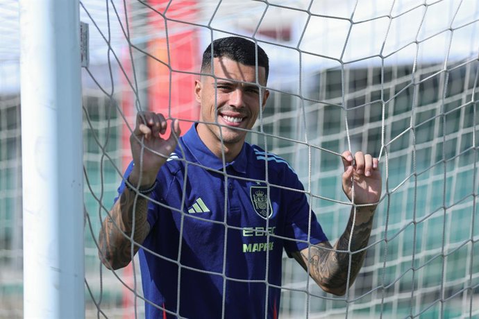 Pedro Porro, posa para foto após uma entrevista para a Europa Press antes dos jogos das eliminatórias da Copa do Mundo de 2026 contra a Geórgia e a Bulgária, na Ciudad del Futbol, em 9 de outubro de 2025, em Las Rozas, Madri, Espanha.