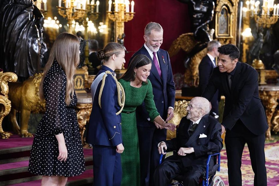 Los Reyes Felipe y Letizia, La Princesa Leonor y la Infanta Sofía y el escritor Álvaro Pombo durante la recepción con motivo del día de la Fiesta Nacional, en el Palacio Real