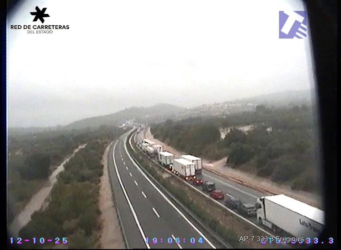A AP-7 entre Freginals e Ulldecona (Tarragona) está fechada em ambos os sentidos devido a inundações.