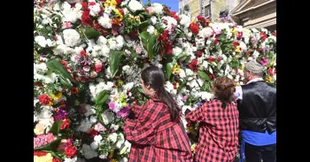 Multitudinaria Ofrenda de Flores a la Virgen del Pilar marcada por el ambiente festivo y el buen tiempo