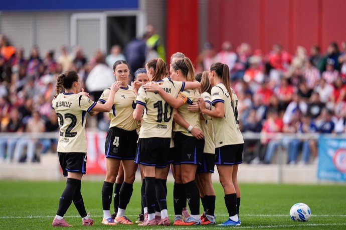 Las jugadoras del FC Barcelona celebran uno de sus goles ante el Atlético de Madrid en la Liga F Moee 25-26