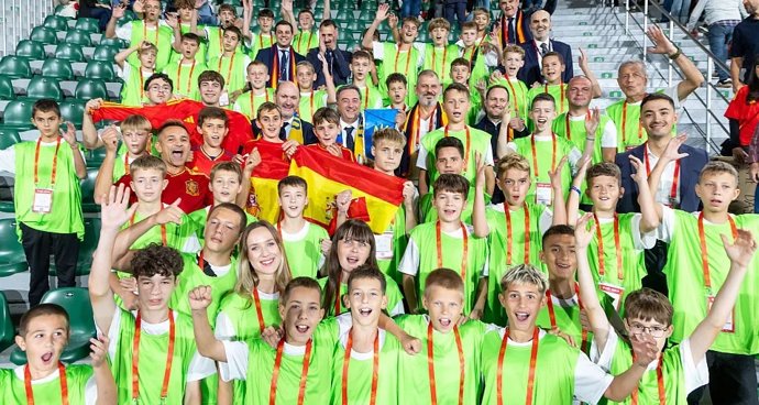 Rafael Louzán recibe en Elche a 42 niños y niñas refugiados de la guerra de Ucrania