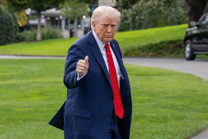 October 10, 2025, Washington, District Of Columbia, USA: President DONALD TRUMP gives a thumbs-up to the press as he arrives back at the White House. President Trump saysid he's placing an additional 100 percent tax on Chinese imports starting on Nov. 1 o