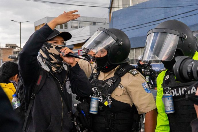 23 de setembro de 2025, Quito, Pichincha, Equador: Estudantes enfrentam policiais durante a manifestação. Os estudantes marcharam pacificamente da Universidade Central até a Avenida das Nações Unidas, mas a marcha foi reprimida desde o início. Com cantos 