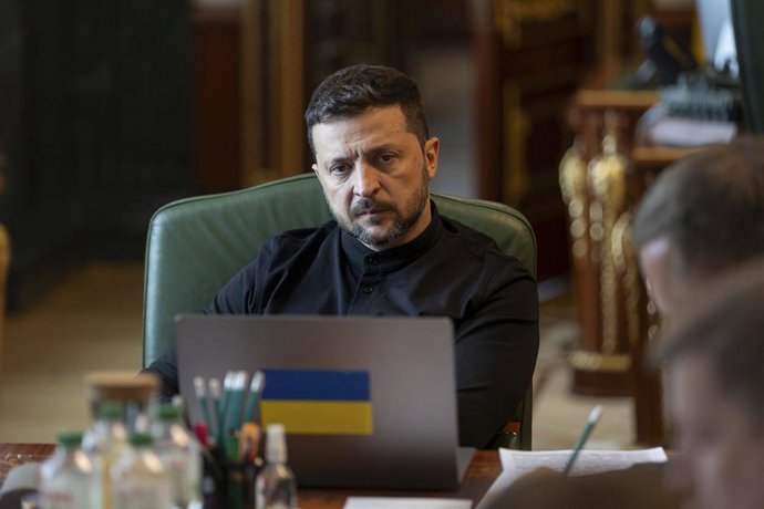 Archivo - Arquivo - 20 de maio de 2025, Kiev, Ucrânia: O presidente ucraniano, Volodymyr Zelenskyy, ouve durante uma ligação telefônica com a presidente da Comissão Europeia, Ursula von der Leyen, em 20 de maio de 2025, em Kiev, na Ucrânia. Os dois discut