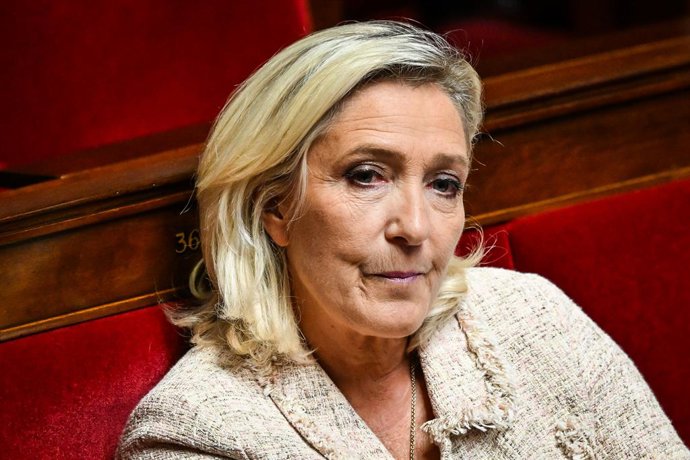 Archivo - Arquivo - 8 de setembro de 2025, Paris, França, França: Presidente do grupo parlamentar Rassemblement National, Marine LE PEN, durante sessão parlamentar extraordinária antes de um voto de confiança sobre o orçamento de austeridade do governo, n