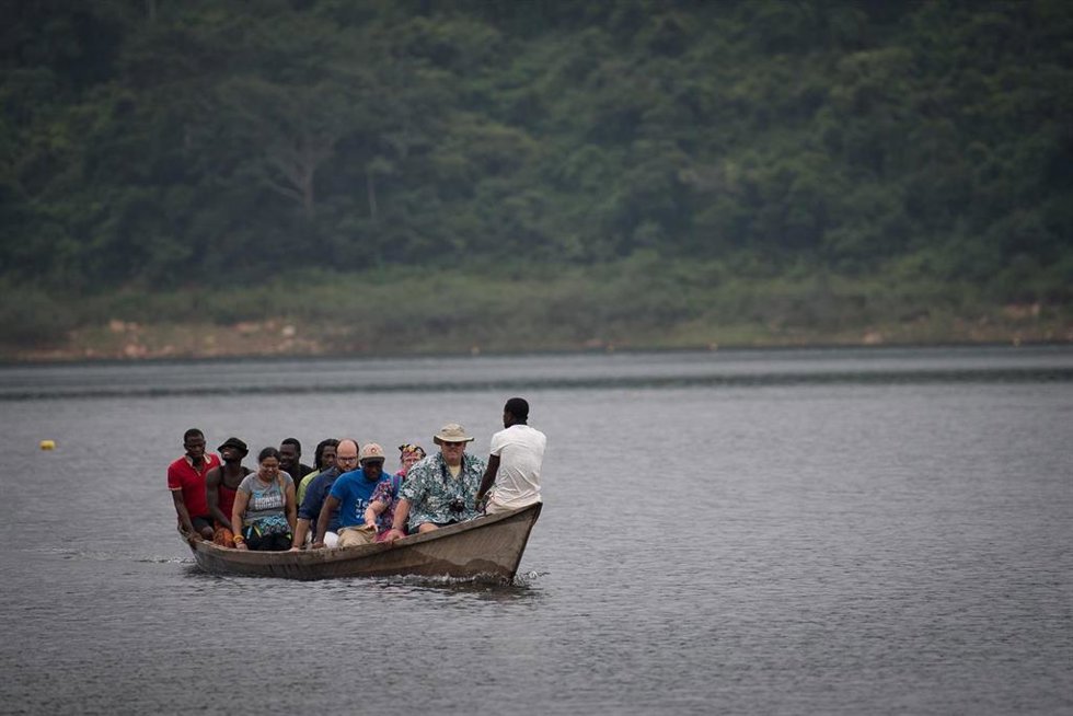 Archivo - Una embarcación con voluntarios se acercan a una aldea pesquera en el lago Volta, en Ghana