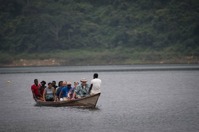 Archivo - July 27, 2017 - Akosombo, Volta Region, U.S. - Volunteers with Ghanaian Mothers Hope approach a remote fishing village on the Volta River to deliver water filtrations systems to villagers near Akosombo, Ghana, Thursday, July 27, 2017. Ghanaian M