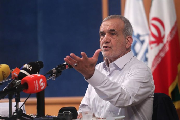 Archivo - June 16, 2024, Tehran, Iran: Iranian reformist candidate MASSOUD PEZESHKIAN reacts as he speaks during a meeting with Tehran University students as part of his election campaigning in Tehran. Iran is holding a new presidential election on June 2