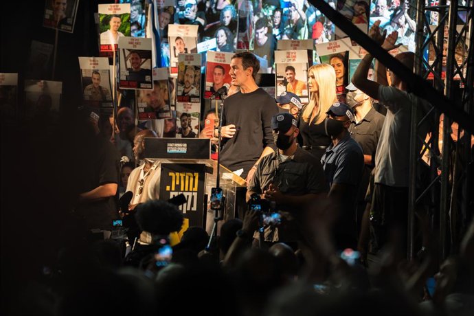 11 de outubro de 2025, Tel Aviv, Nova York, Israel: JARED KUSHNER, cunhado do presidente dos EUA, Donald Trump, fala ao lado de sua esposa IVANKA TRUMP (à direita) em um comício na Praça dos Reféns, em Tel Aviv, comemorando um acordo de cessar-fogo e refé