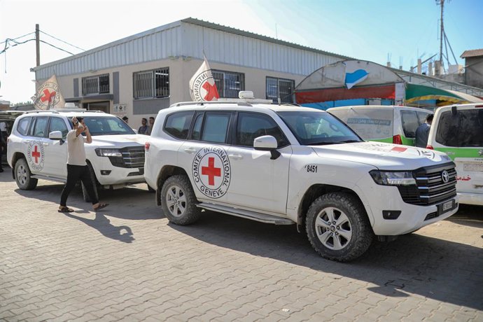 6 de outubro de 2025, Deir El-Balah, Faixa de Gaza, Território Palestino: Menino prisioneiro palestino libertado, acompanhado por equipes da Cruz Vermelha Internacional, chega ao Hospital Al-Aqsa Martyrs para exames médicos em Deir Al Balah, Gaza, em 06 d