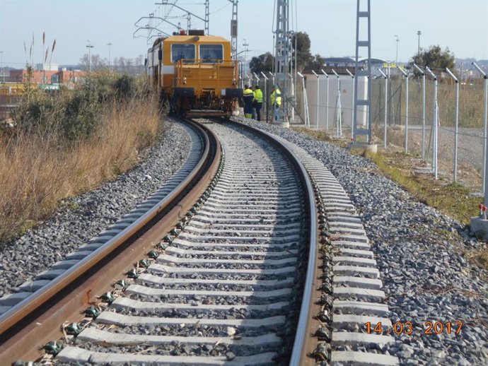 Archivo - Un cnvoy ferroviario en la zona portuaria de Tarragona