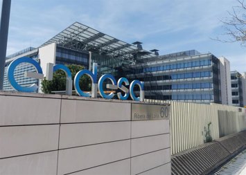 Archivo - Fachada de la sede de Endesa