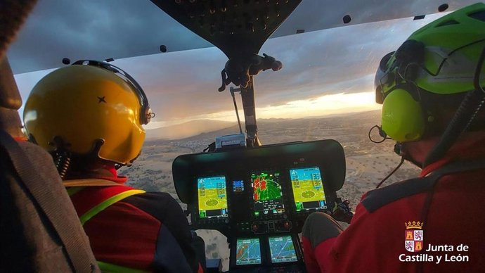Imagen del helicóptero de rescate de un joven de 19 años auxiliado en la Peña Negra en Candelario (Salamanca)