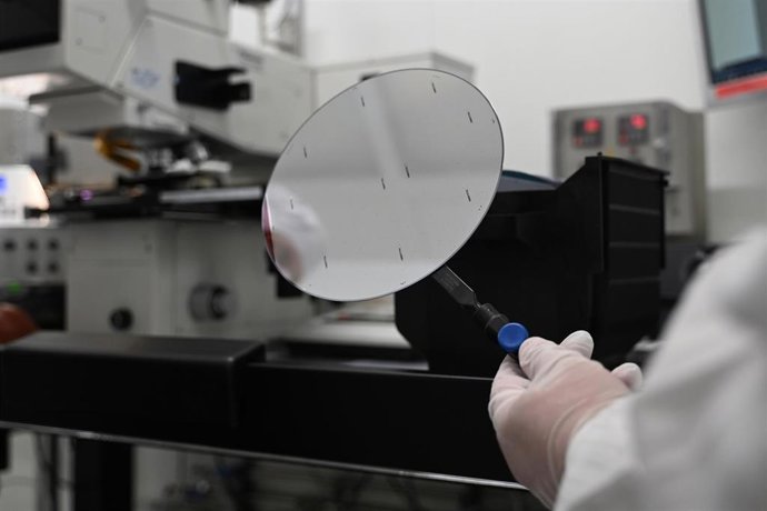 Archivo - FILED - 26 August 2025, Hamburg: An employee of Nexperia Germany GmbH holds an intermediate product of semiconductor production, a so-called wafer, with tweezers on the premises of semiconductor manufacturer Nexperia. Photo: David Hammersen/dpa