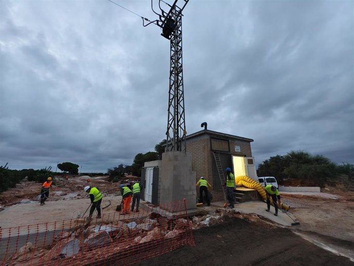 Técnicos de la MCT trabajando para restablecer el agua potable tras la dana Alice