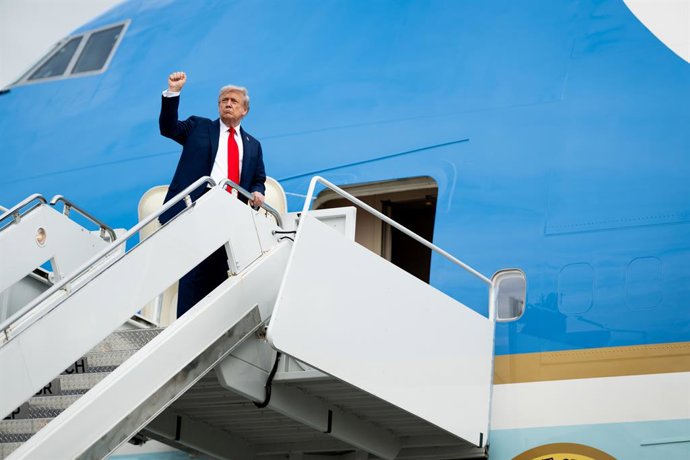 Archivo - Arquivo - O presidente dos EUA, Donald Trump, em frente ao Air Force One.