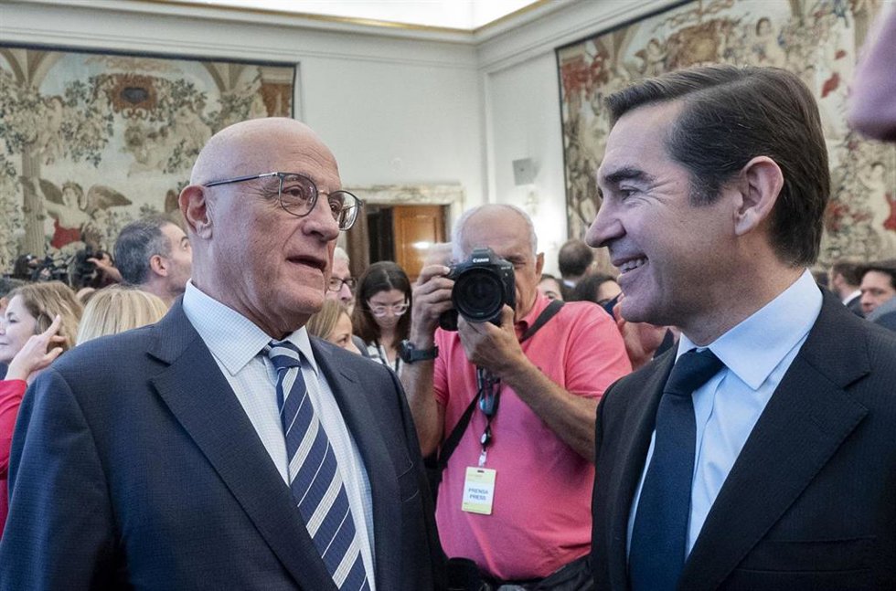 Archivo - El presidente del BBVA, Carlos Torres Vila (d), y el presidente del Banco Sabadell, Josep Oliu (i), conversan tras la ceremonia de toma de posesión del nuevo gobernador del Banco de España, en el Banco de España, a 24 de septiembre de 2024, en