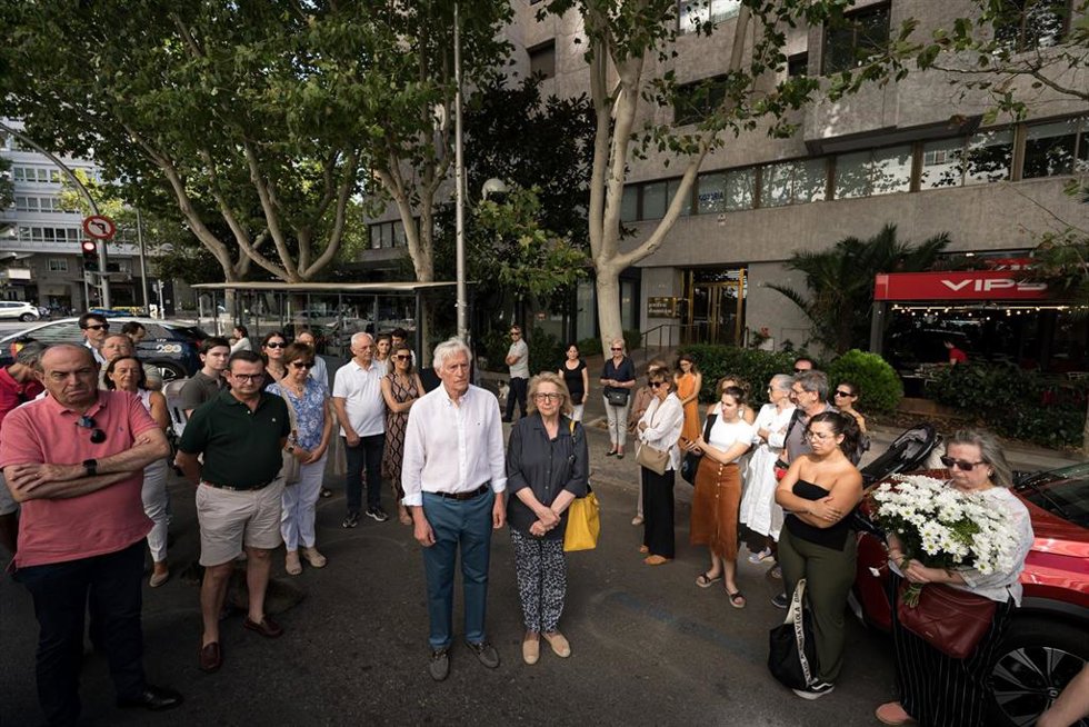 Archivo - Varias personas durante una concentración silenciosa de duelo por la muerte de un hombre tras un concierto de Karol G, a 28 de julio de 2024, en Madrid (España). 