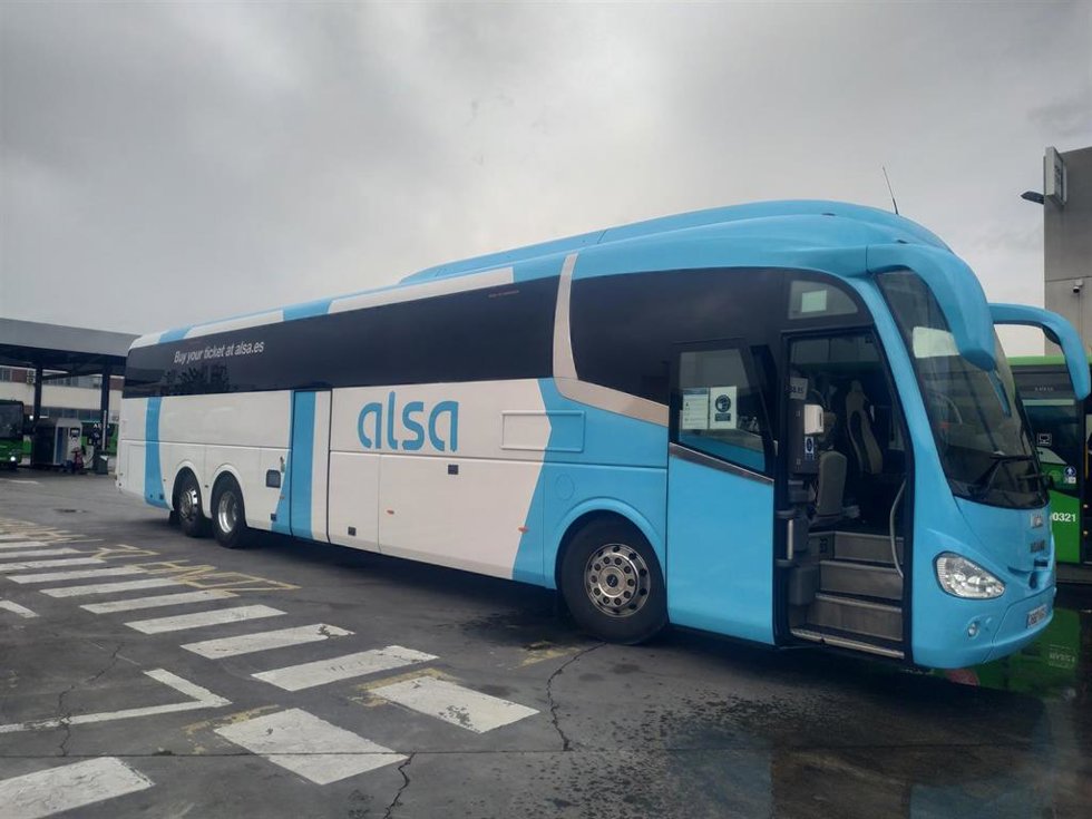 Archivo - Autobús de Alsa transfronterizo. Foto de archivo.