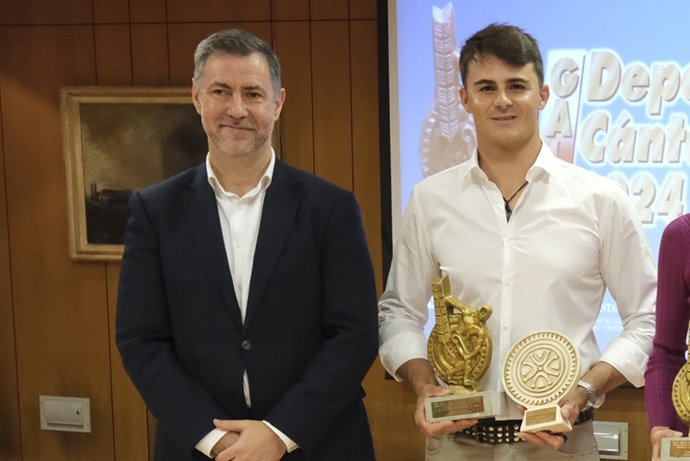 Archivo - Foto de archivo el consejero de Deporte, Luis Martínez Abad, y el regatista, Diego Botin