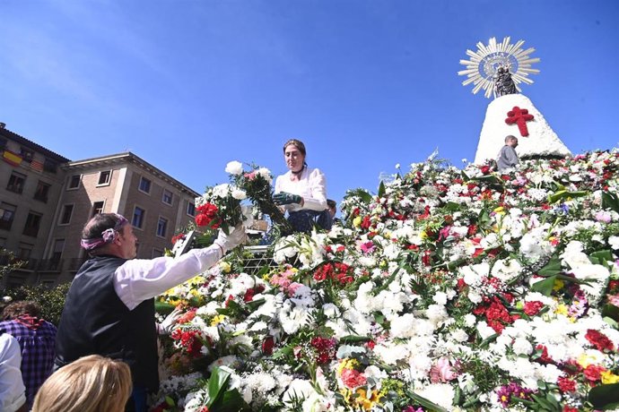Ofrenda floral a la Virgen del Pilar, a 12 de octubre de 2025, en Zaragoza, Aragón (España). 