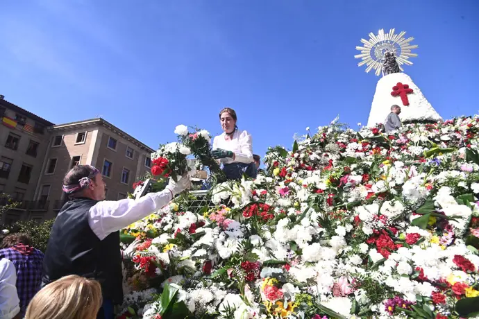 Ofrenda floral a la Virgen del Pilar, 12 de octubre de 2025, en Zaragoza, Aragón (España). - Ramón Comet