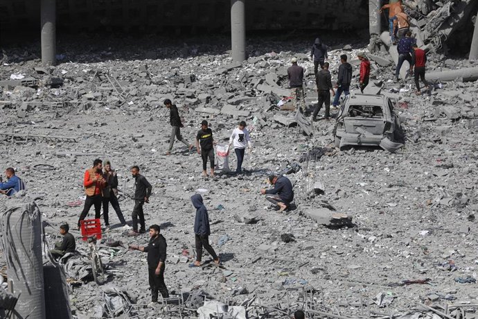 Archivo - Palestinos intentan recuperar sus pertenencias tras un bombardeo de Israel contra una escuela que acogía a desplazados en el este de la ciudad de Gaza, en el norte de la Franja de Gaza (archivo)