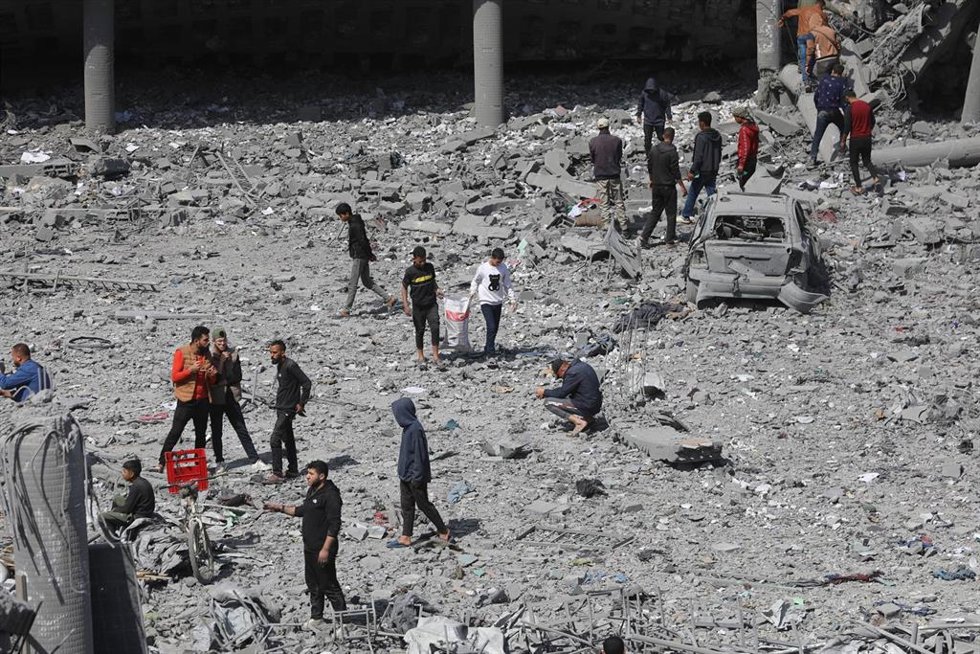Archivo - Palestinos intentan recuperar sus pertenencias tras un bombardeo de Israel contra una escuela que acogía a desplazados en el este de la ciudad de Gaza, en el norte de la Franja de Gaza (archivo)