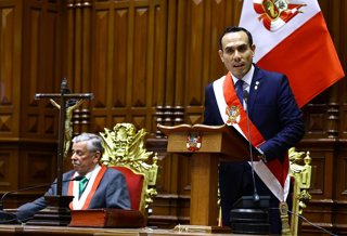 El nuevo presidente de Perú anuncia un Gobierno "de amplia base" tras la destitución de Boluarte