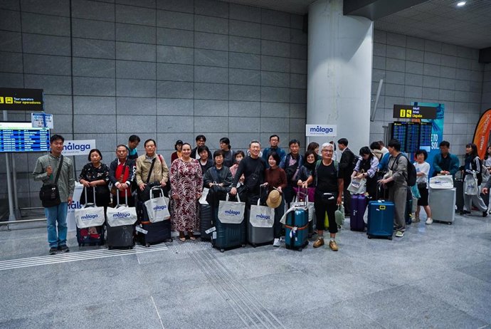 La concejala delegada del distrito de Churriana, Mercedes Martín, ha estado presente en la recepción a la tripulación y a los pasajeros del vuelo directo que les ha traído a Málaga desde la capital de Corea del Sur.