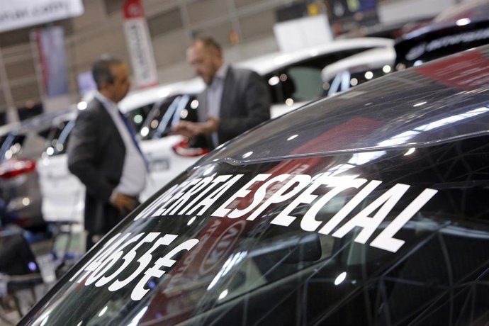 Archivo - Salón de vehículo de ocasión