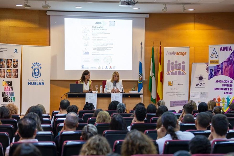 Jornadas para dar a conocer la realidad del migrante, celebrada en el salón de actos de la Gota de Leche.