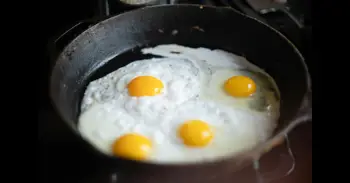 Para qué sirve echar vinagre en la sartén al freír huevos: un detalle que casi nadie conoce