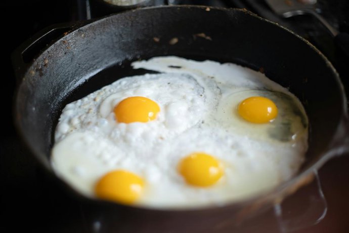 Para qué sirve echar vinagre en la sartén al freír huevos: un detalle que casi nadie conoce