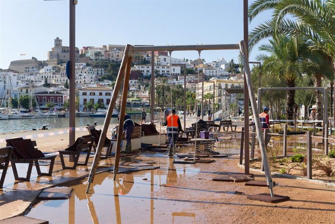 Un parque infantil anegado de agua tras las lluvias, a 1 de octubre de 2025, en Ibiza, 