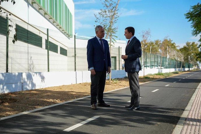 El alcalde de Sevilla y el delegado de Urbanismo, en el remozado carril bici de San Jerónimo.